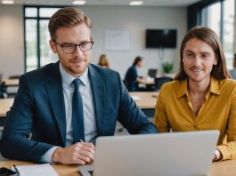 Professionnel échangeant avec un formateur autour d'un plan de reconversion sur un ordinateur portable