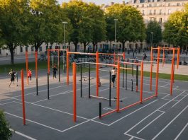 Sport en accès libre : comment les équipements urbains gratuits changent les habitudes des Français Parc de street workout en plein air avec barres de traction, personnes s'entraînant en extérieur