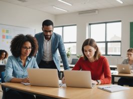 Adultes en formation professionnelle consultant un certificat et un ordinateur portable
