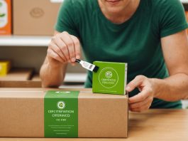 Consommateur examinant un label écologique certifié sur un produit